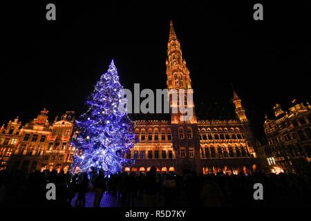 Bruxelles, Belgique. 30Th Nov, 2018. Photo prise le 30 novembre 2018 montre un 22 mètres de haut au cours de l'arbre de Noël un spectacle léger à la Grand Place dans le centre de Bruxelles, Belgique, le 30 novembre 2018. Pour inaugurer l'hiver 2018 se demande à Bruxelles, ampoules colorées sur l'arbre de Noël ont été allumés dans la nuit du vendredi. Credit : Zheng Huansong/Xinhua/Alamy Live News Banque D'Images