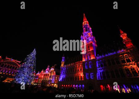 Bruxelles, Belgique. 30Th Nov, 2018. Photo prise le 30 novembre 2018 montre un 22 mètres de haut au cours de l'arbre de Noël un spectacle léger à la Grand Place dans le centre de Bruxelles, Belgique, le 30 novembre 2018. Pour inaugurer l'hiver 2018 se demande à Bruxelles, ampoules colorées sur l'arbre de Noël ont été allumés dans la nuit du vendredi. Credit : Zheng Huansong/Xinhua/Alamy Live News Banque D'Images