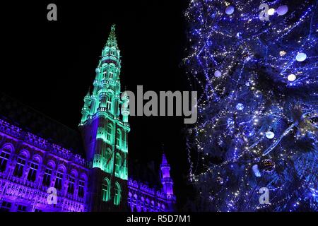 Bruxelles, Belgique. 30Th Nov, 2018. Photo prise le 30 novembre 2018 montre un 22 mètres de haut au cours de l'arbre de Noël un spectacle léger à la Grand Place dans le centre de Bruxelles, Belgique, le 30 novembre 2018. Pour inaugurer l'hiver 2018 se demande à Bruxelles, ampoules colorées sur l'arbre de Noël ont été allumés dans la nuit du vendredi. Credit : Zheng Huansong/Xinhua/Alamy Live News Banque D'Images