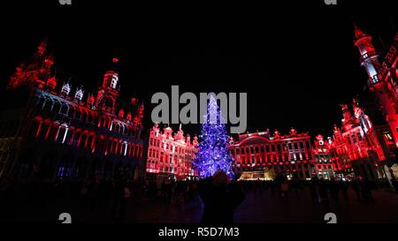 Bruxelles, Belgique. 30Th Nov, 2018. Photo prise le 30 novembre 2018 montre un 22 mètres de haut au cours de l'arbre de Noël un spectacle léger à la Grand Place dans le centre de Bruxelles, Belgique, le 30 novembre 2018. Pour inaugurer l'hiver 2018 se demande à Bruxelles, ampoules colorées sur l'arbre de Noël ont été allumés dans la nuit du vendredi. Credit : Zheng Huansong/Xinhua/Alamy Live News Banque D'Images