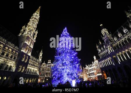 Bruxelles, Belgique. 30Th Nov, 2018. Photo prise le 30 novembre 2018 montre un 22 mètres de haut au cours de l'arbre de Noël un spectacle léger à la Grand Place dans le centre de Bruxelles, Belgique, le 30 novembre 2018. Pour inaugurer l'hiver 2018 se demande à Bruxelles, près de 200 ampoules colorées sur l'arbre de Noël ont été allumés dans la nuit du vendredi. Credit : Zheng Huansong/Xinhua/Alamy Live News Banque D'Images