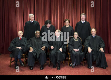 30 novembre 2018 - Washington, District of Columbia, États-Unis - La Cour suprême posent pour leur portrait de groupe officiel de la Cour suprême le 30 novembre 2018 à Washington, DC Assis de gauche à droite : Associer la Justice Stephen Breyer, juge Clarence Thomas, juge en chef John G. Roberts, associer la Justice Ruth Bader Ginsburg et juge Samuel Alito associé, Jr. debout derrière de gauche à droite : Associer la Justice Neil Gorsuch, associer la Justice Sonia Sotomayor, associer la Justice Elena Kagan et associer la Justice M. Brett Kavanaugh. Crédit : Kevin Dietsch/Piscine via CNP (Ima Crédit Banque D'Images