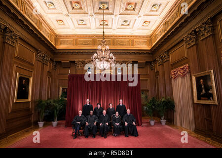 Les juges de la Cour suprême ont posé pour leur portrait de groupe officiel de la Cour suprême le 30 novembre 2018 à Washington, DC Assis de gauche à droite : Associer la Justice Stephen Breyer, juge Clarence Thomas, juge en chef John G. Roberts, associer la Justice Ruth Bader Ginsburg et juge Samuel Alito associé, Jr. debout derrière de gauche à droite : Associer la Justice Neil Gorsuch, associer la Justice Sonia Sotomayor, associer la Justice Elena Kagan et associer la Justice M. Brett Kavanaugh. Crédit : Kevin Dietsch/piscine par CNP | conditions dans le monde entier Banque D'Images