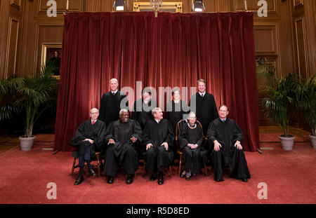 Les juges de la Cour suprême ont posé pour leur portrait de groupe officiel de la Cour suprême le 30 novembre 2018 à Washington, DC Assis de gauche à droite : Associer la Justice Stephen Breyer, juge Clarence Thomas, juge en chef John G. Roberts, associer la Justice Ruth Bader Ginsburg et juge Samuel Alito associé, Jr. debout derrière de gauche à droite : Associer la Justice Neil Gorsuch, associer la Justice Sonia Sotomayor, associer la Justice Elena Kagan et associer la Justice M. Brett Kavanaugh. Crédit : Kevin Dietsch/piscine par CNP | conditions dans le monde entier Banque D'Images