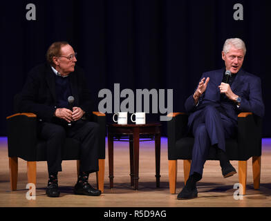 30 novembre 2018 - Winter Park, Florida, United States - l'ancien président américain Bill Clinton (centre) et l'auteur James Patterson (à gauche) de discuter de leur livre, "Le Président est manquant", devant un public au cours de l'SentinelÕs Orlando présente non scénarisées, Bill Clinton et James Patterson en partenariat avec WriterÕs Carnet Bloc Store le 30 novembre 2018 au Winter Park High School, à Winter Park, en Floride. (Paul Hennessy/Alamy) Banque D'Images