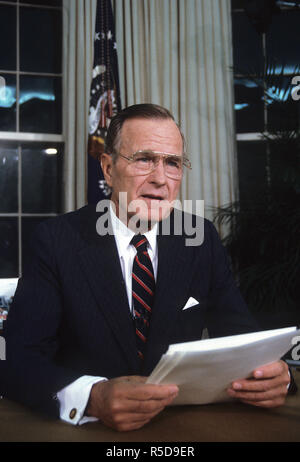 30 novembre 2018. ***PHOTO*** George H. W. Bush nous a quittés Washington DC., USA, 27 septembre 1991 Le président George H. W. Bush donne discours télévisé du Bureau ovale sur la réduction des armes nucléaires. Credit : Mark Reinstein/MediaPunch MediaPunch Crédit : Inc/Alamy Vivre Crédit : MediaPunch Inc/Alamy Live News Banque D'Images