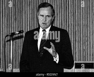 30 novembre 2018. ***PHOTO*** George H. W. Bush nous a quittés Skokie, Illinois, USA, 17 octobre 1988, vice-président George H. W. Adresses de Bush d'une réunion de Skokie, Illinois habitants dont beaucoup sont des survivants des camps de concentration nazis. Il est rejoint par le gouverneur de l'Illinois, James Thompson(R) Credit : Mark Reinstein/MediaPunch MediaPunch Crédit : Inc/Alamy Live News Crédit : MediaPunch Inc/Alamy Live News Crédit : MediaPunch Inc/Alamy Live News Banque D'Images