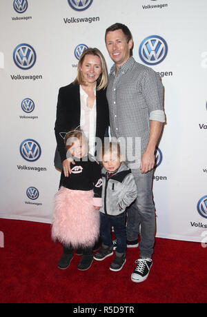 Los Angeles, CA, USA. 30Th Nov, 2018. Beverley Mitchell, Michael Cameron, Hutton, Kenzie Michael Cameron Cameron, décrit comme Vanessa Hudgens et Austin Butler célébrer l'événement annuel de Volkswagen Drive-In à Goya Studios à Los Angeles, Californie le 30 novembre 2018. Credit : Faye Sadou/media/Alamy Punch Live News Banque D'Images