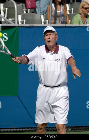 DELRAY Beach, FL - 5 NOVEMBRE 2006 : Hottie tennis Anna Kournikova hits l'ancien président George W. Bush dans le cul avec un siège à la Delray Beach Tennis Center le 5 novembre 2006 à Delray Beach, en Floride, les gens : l'ancien président Bush Banque D'Images