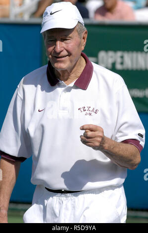 DELRAY Beach, FL - 5 NOVEMBRE 2006 : Hottie tennis Anna Kournikova hits l'ancien président George W. Bush dans le cul avec un siège à la Delray Beach Tennis Center le 5 novembre 2006 à Delray Beach, en Floride, les gens : l'ancien président Bush Banque D'Images