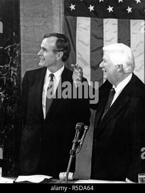 ***PHOTO*** George H. W. Bush nous a quittés United States Vice-président George H. W. Bush, à gauche, et le président de la Chambre des représentants des États-Unis Thomas P. 'Astuce' O'Neill (démocrate du Massachusetts), droite, peu avant l'arrivée du président des États-Unis Ronald Reagan qui est programmé pour délivrer son état de l'Union à une session conjointe du Congrès américain dans le Capitole à Washington, DC Le 18 février 1981. Dans le discours, Reagan en détail son projet de réduire les dépenses fédérales. Credit : Arnie Sachs/CNP /MediaPunch MediaPunch Crédit : Inc/Alamy Live News Banque D'Images