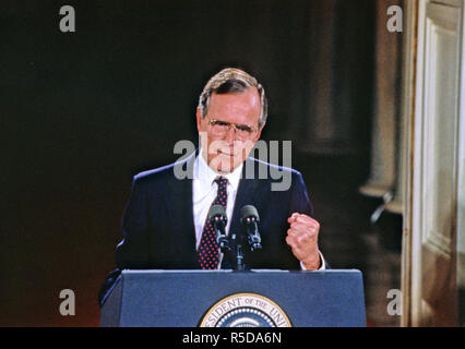 ***PHOTO*** George H. W. Bush nous a quittés le président des États-Unis George H. W. Bush tient une conférence de presse dans l'East Room de la Maison Blanche à Washington, DC, le 4 juin 1992. Au début de son intervention, le président a discuté le déficit budgétaire et a plaidé pour un budget équilibré d'amendement à la Constitution américaine. Credit : Ron Sachs/CNP /MediaPunch MediaPunch Crédit : Inc/Alamy Live News Banque D'Images