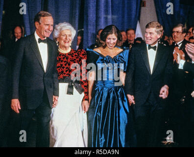 ***PHOTO*** George H. W. Bush est passé de gauche à droite : le président élu des États-Unis George H. W. Bush, Barbara Bush, Marilyn Quayle, et le Vice-président américain élu Dan Quayle, le premier Gala assiste à la Washington DC Convention Center à Washington, DC Le 18 janvier 1989. Crédit : David Burnett/Piscine via CNP Crédit : MediaPunch MediaPunch /Inc/Alamy Live News Banque D'Images