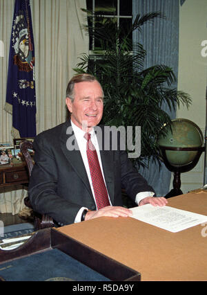 ***PHOTO*** George H. W. Bush nous a quittés le président des États-Unis George H. W. Bush pose pour les photographes après avoir prononcé un discours à la nation du Bureau ovale de la Maison Blanche à Washington, DC le jour de Noël, le 25 décembre 1991 annonçant la démission du Président Mikhaïl Gorbatchev en tant que président de l'Union des Républiques socialistes soviétiques, qui marque l'effondrement de l'Union soviétique et la fin de la guerre froide. Credit : Arnie Sachs /CNP /MediaPunch MediaPunch Crédit : Inc/Alamy Live News Banque D'Images