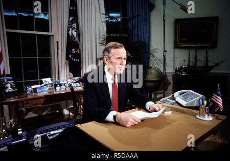 ***PHOTO*** George H. W. Bush nous a quittés le président des États-Unis George H. W. Bush pose pour les photographes après avoir prononcé un discours à la nation du Bureau ovale de la Maison Blanche à Washington, DC le jour de Noël, le 25 décembre 1991 annonçant la démission du Président Mikhaïl Gorbatchev en tant que président de l'Union des Républiques socialistes soviétiques, qui marque l'effondrement de l'Union soviétique et la fin de la guerre froide. Credit : Arnie Sachs /CNP /MediaPunch MediaPunch Crédit : Inc/Alamy Live News Banque D'Images