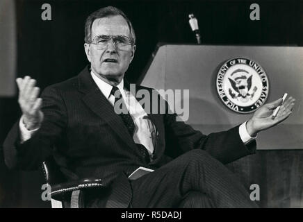 Fichier : George H W Bush le 12 juin 1924 - 30 novembre 2018. 1989 - George HW Bush. Crédit : Keystone Photos USA/ZUMAPRESS.com/Alamy Live News Crédit : ZUMA Press, Inc./Alamy Live News Banque D'Images