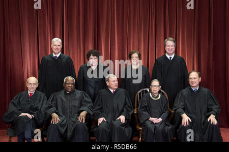 Washington, USA, le 30 novembre 2018. Les juges de la Cour suprême ont posé pour leur portrait de groupe. Assis de gauche à droite : Associer la Justice Stephen Breyer, juge Clarence Thomas, juge en chef John G. Roberts, associer la Justice Ruth Bader Ginsburg et juge Samuel Alito associé, Jr. debout derrière de gauche à droite : Associer la Justice Neil Gorsuch, associer la Justice Sonia Sotomayor, associer la Justice Elena Kagan et associer la Justice M. Brett Kavanaugh. Crédit : Kevin Dietsch/CNP/ZUMA/Alamy Fil Live News Banque D'Images