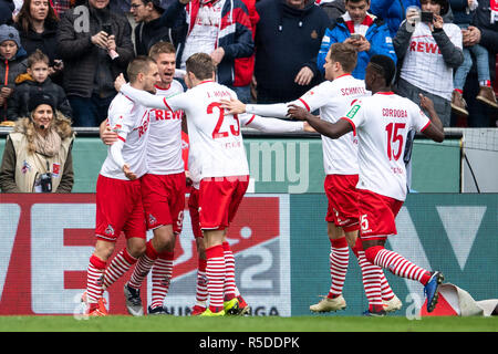 Cologne, Allemagne, 01 décembre 2018. : Soccer : 2ème Bundesliga, 1er FC Greuther Fürth Cologne-mer -, 15e journée dans le stade RheinEnergieStadion. Cologne, Dominick Drexler (l-r), buteur Simon Terodde Jannes, corne, Benno Schmitz et Jhon Cordoba cheer après l'objectif de 2-0. Remarque importante : en conformité avec les exigences de la DFL Deutsche Fußball Liga ou la DFB Deutscher Fußball-Bund, il est interdit d'utiliser ou avoir utilisé des photographies prises dans le stade et/ou la correspondance dans la séquence sous forme d'images et/ou vidéo-comme des séquences de photos. Dpa : Crédit photo Crédit photo : dpa alli allian Banque D'Images