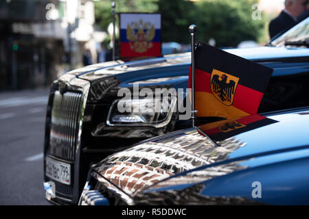 Buenos Aires, Argentine. Buenos Aires, Argentine. 01 Décembre, 2018. En face d'un hôtel à Buenos Aires le stand de limousines la chancelière allemande A. Merkel (CDU) et le président russe Poutine W., avec les normes des deux pays. Les deux politiciens répondre pour le petit-déjeuner au sommet du G20. À partir de 30.11. au 01.12.2018 Le sommet du G20 aura lieu à Buenos Aires. Le "Groupe des 20" unit les nations industrielles les plus forts et les économies émergentes. Credit : Ralf Hirschberger/dpa/Alamy Live News Banque D'Images