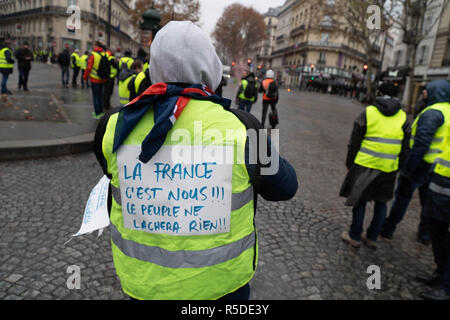 Paris, France, 01 décembre 2018. Les manifestants se heurtent à la police dans le centre de Paris, le 1 décembre 2018. 1er décembre 2018. ''Le gilet jaune'' mouvement a commencé à travers la France contre les hausses d'impôts gaz proposé par l'administration, mais a Macron cultivées sur plusieurs semaines pour représenter l'insatisfaction générale avec le coût de la vie. Crédit : Michael Candelori/ZUMA/Alamy Fil Live News Banque D'Images
