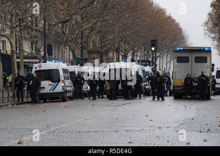 Paris, France, 01 décembre 2018. Les manifestants se heurtent à la police dans le centre de Paris, le 1 décembre 2018. 1er décembre 2018. ''Le gilet jaune'' mouvement a commencé à travers la France contre les hausses d'impôts gaz proposé par l'administration, mais a Macron cultivées sur plusieurs semaines pour représenter l'insatisfaction générale avec le coût de la vie. Crédit : Michael Candelori/ZUMA/Alamy Fil Live News Banque D'Images