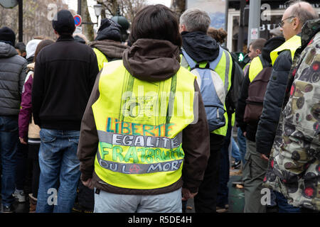 Paris, France, 01 décembre 2018. Les manifestants se heurtent à la police dans le centre de Paris, le 1 décembre 2018. 1er décembre 2018. ''Le gilet jaune'' mouvement a commencé à travers la France contre les hausses d'impôts gaz proposé par l'administration, mais a Macron cultivées sur plusieurs semaines pour représenter l'insatisfaction générale avec le coût de la vie. Crédit : Michael Candelori/ZUMA/Alamy Fil Live News Banque D'Images