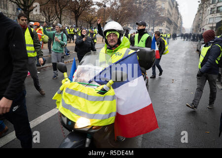 Paris, France, 01 décembre 2018. Les manifestants se heurtent à la police dans le centre de Paris, le 1 décembre 2018. 1er décembre 2018. ''Le gilet jaune'' mouvement a commencé à travers la France contre les hausses d'impôts gaz proposé par l'administration, mais a Macron cultivées sur plusieurs semaines pour représenter l'insatisfaction générale avec le coût de la vie. Crédit : Michael Candelori/ZUMA/Alamy Fil Live News Banque D'Images