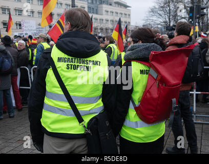 Berlin, Berlin Allemagne. 1er décembre 2018. Les participants à la manifestation de l'Islam- Pegida alliance xénophobe et stand à la porte de Brandebourg. Crédit : Paul Zinken/dpa/Alamy Live News Banque D'Images