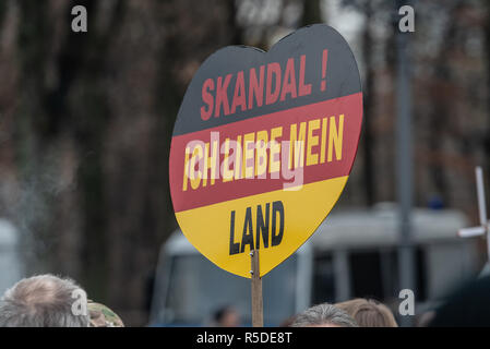 Berlin, Berlin Allemagne. 1er décembre 2018. Les participants à la manifestation de l'Islam- Pegida alliance xénophobe et stand à la porte de Brandebourg. Crédit : Paul Zinken/dpa/Alamy Live News Banque D'Images