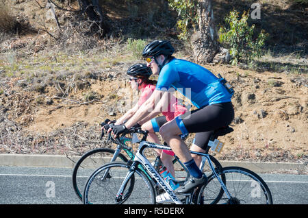 Jindabyne, Australie de l'Est - 1er décembre 2018 : des cyclistes sur une colline de l'article Credit : Blue Pebble/Alamy Live News Banque D'Images