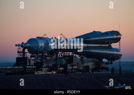 Baïkonour, Kazakhstan, 1er décembre 2018. La fusée Soyouz et MS-11 est déployé dans l'aire de lancement par le train tôt le matin au cosmodrome de Baïkonour le 1 décembre 2018 à Baïkonour, au Kazakhstan. La fusée s'acquitter les membres de l'équipage Expédition 58 Fédération de Oleg Kononenko de Roscosmos, American Anne McClain et canadien David Saint-Jacques à la Station spatiale internationale. Credit : Planetpix/Alamy Live News Banque D'Images