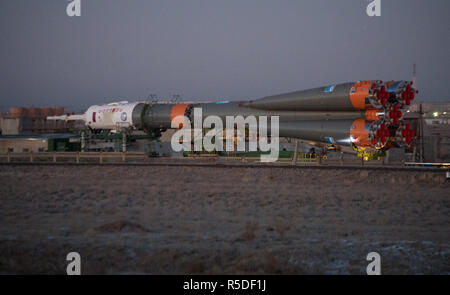 Baïkonour, Kazakhstan, 1er décembre 2018. La fusée Soyouz et MS-11 est déployé dans l'aire de lancement par le train tôt le matin au cosmodrome de Baïkonour le 1 décembre 2018 à Baïkonour, au Kazakhstan. La fusée s'acquitter les membres de l'équipage Expédition 58 Fédération de Oleg Kononenko de Roscosmos, American Anne McClain et canadien David Saint-Jacques à la Station spatiale internationale. Credit : Planetpix/Alamy Live News Banque D'Images