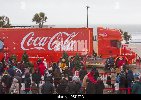 Bournemouth, Dorset, Royaume-Uni. 1er décembre 2018. Vous savez que c'est Noël quand le camion Coca Cola arrive en ville. Malgré le mauvais temps humide, les foules font la queue pour faire prendre leur photo par le camion et pour leur boisson gratuite. Le camion de Noël Coca Cola arrive à Pier Approach, Bournemouth, près du bord de mer dans le cadre de ses vacances viennent campagne de Noël festive visite de lieux dans tout le pays. Crédit : Carolyn Jenkins/Alay Live News Banque D'Images