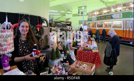 Glasgow, Écosse, Royaume-Uni 1er décembre 2018. Le Festival annuel de Noël de Riverside dans le célèbre city transport museum aujourd'hui ainsi que ses marchés à l'intérieur et l'extérieur attractions foraines pour aleaping Santas Noël avait la charité comme les gens ont sauté à l'élastique en costume pour divers organismes de bienfaisance avec le uk club Bungee. Gérard Ferry/Alamy news Crédit : Gérard ferry/Alamy Live News Banque D'Images