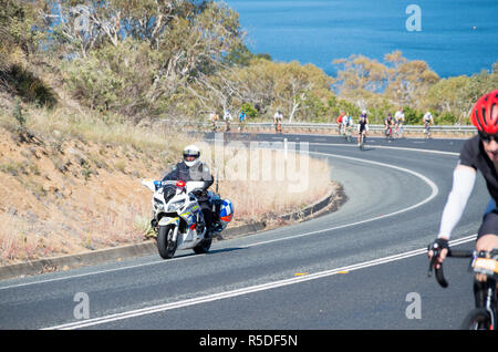 Jindabyne, Australie de l'Est - 1er décembre 2018 : police escortant la course Credit : Blue Pebble/Alamy Live News Banque D'Images