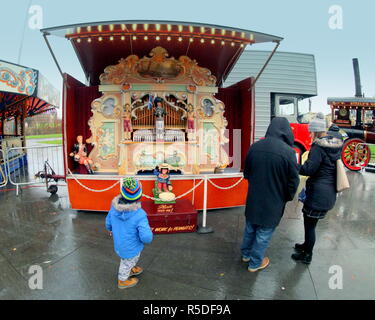 Glasgow, Écosse, Royaume-Uni 1er décembre 2018. Le Festival annuel de Noël de Riverside dans le célèbre city transport museum aujourd'hui ainsi que ses marchés à l'intérieur et l'extérieur avait un parc d'attractions parc d'orgue est un orgue à tuyaux. Gérard Ferry/Alamy news Crédit : Gérard ferry/Alamy Live News Banque D'Images