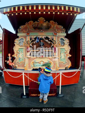 Glasgow, Écosse, Royaume-Uni 1er décembre 2018. Le Festival annuel de Noël de Riverside dans le célèbre city transport museum aujourd'hui ainsi que ses marchés à l'intérieur et l'extérieur avait un parc d'attractions parc d'orgue est un orgue à tuyaux. Gérard Ferry/Alamy news Crédit : Gérard ferry/Alamy Live News Banque D'Images