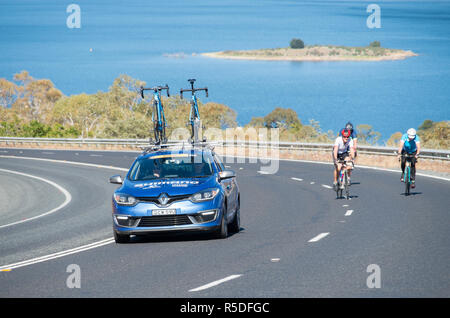 Jindabyne, Australie de l'Est - 1er décembre 2018 : Remplacement de vélo de faire son chemin à travers la course Credit : Blue Pebble/Alamy Live News Banque D'Images