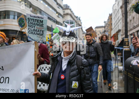 London, UK, 1er décembre 2018. Les manifestants se rassemblent à l'extérieur de l'ambassade de Pologne, Portland Place, de soulever les enjeux environnementaux concernés par les activités de fracturation. Credit : Penelope Barritt/Alamy Live News Banque D'Images