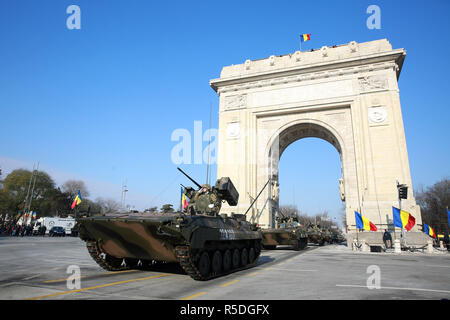 Bucarest, Roumanie. 1er décembre 2018. Soldats roumains participent à un défilé militaire pour célébrer la Journée nationale du centenaire à Bucarest, Roumanie, le 1er décembre 2018. En Roumanie, le samedi un grand défilé militaire pour célébrer le centenaire de la journée nationale, avec plus de 4 000 militaires roumains et étrangers à mars sous l'Arc de Triomphe dans le nord de Bucarest. Crédit : Gabriel Petrescu/Xinhua/Alamy Live News Banque D'Images