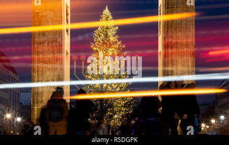 Berlin, Allemagne. 1er décembre 2018. Un sapin Noël se tenir en face de la porte de Brandebourg. (Long-exposition photographie) Credit : Christoph Soeder/dpa/Alamy Live News Banque D'Images