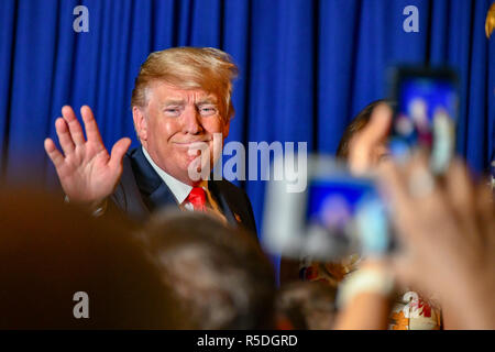 Buenos Aires, Argentine. 1er décembre 2018. L'Argentine. 1er décembre 2018. Buenos Aires, Argentine. Le 30 novembre 2018. Le Président américain Donald Trump, les vagues lors d'une rencontre avec le personnel et les familles de l'ambassade des États-Unis le 30 novembre 2018 à Buenos Aires, Argentine. 30 novembre 2018 Crédit : Planetpix/Alamy Live News Crédit : Planetpix/Alamy Live News Banque D'Images