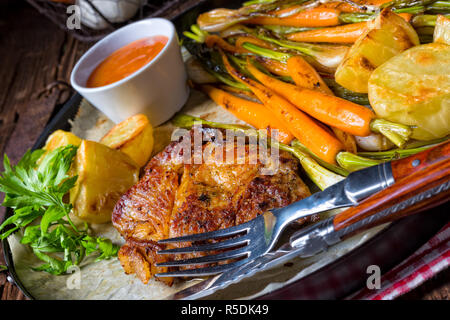 Steak grillé avec légumes et pommes frites Banque D'Images