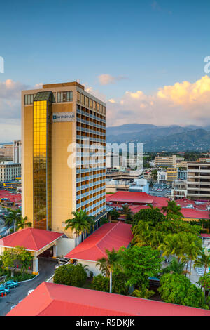 Elevaated vue sur le centre de Kingston, St. Andrew Parish, Jamaïque, Caraïbes Banque D'Images