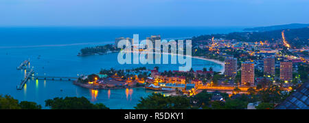 Des vue sur ville et littoral allumé au crépuscule, Ocho Rios, St Ann Parish, Jamaïque, Caraïbes Banque D'Images