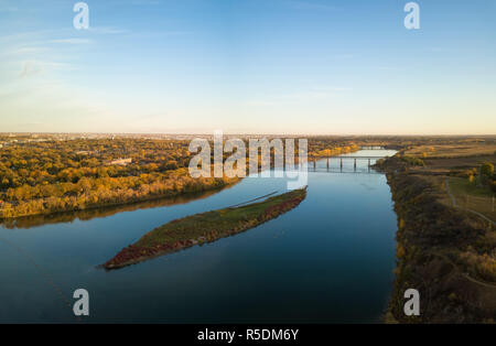 Vue panoramique aérienne de la Saskatchewan River pendant un lever de soleil dans la saison d'automne. Prises à Saskatoon, SK, Canada. Banque D'Images