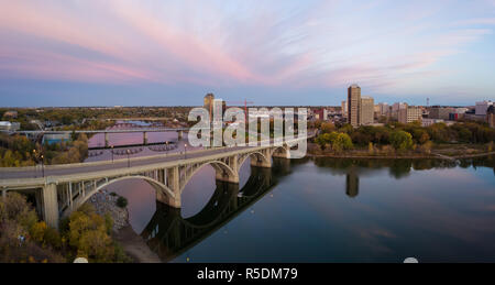 Vue panoramique de l'antenne d'un pont sur la rivière Saskatchewan au cours d'une vibrante lever du soleil pendant la saison d'automne. Prises à Saskatoon, SK, Canada. Banque D'Images