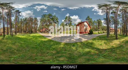 Vue panoramique à 360° de Panorama 360 degrés en continu équirectangulaire projection sphérique près de maison de vacances à forest