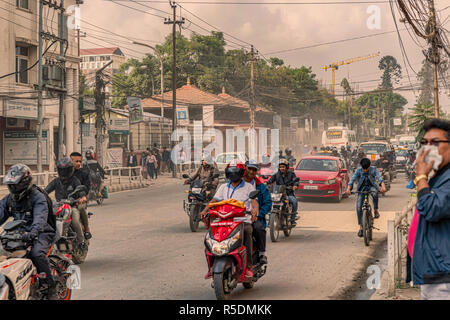 Katmandou, Népal - 10 Oct 2018 : La poussière et la circulation intense dans les rues de Katmandou, Népal. Banque D'Images