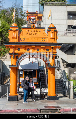 L'entrée voûtée de Vol des Anges. Le Vol des Anges est un funiculaire à voie étroite dans le Bunker Hill de centre-ville de Los Angeles. Banque D'Images